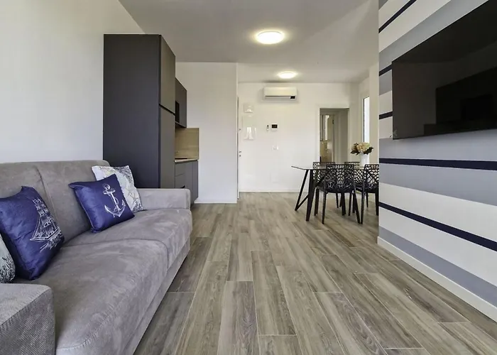 Διαμέρισμα Bright In *